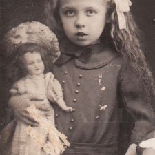 Cтаринные фотографии девочек с куклами