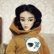 Гибрид головы Уэнздей Аддамс и тела Барби пышки безграничные движения.