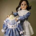 Два разных платья из одинаковой ткани.