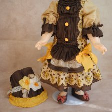 Платье  и шляпка для куклы 50-55 см из антикварных  материалов.