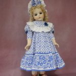 Хлопковое платье и шляпка для куклы 60-65 см