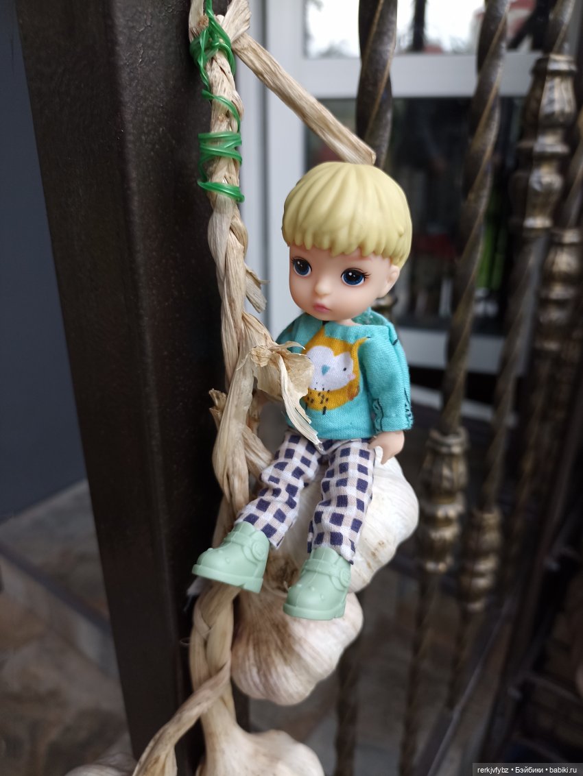 Моего зовут Феликс) Кстати, пластиковый парик снимается и под ним обычная лысая голова, при желании можно надеть другой пари ок.