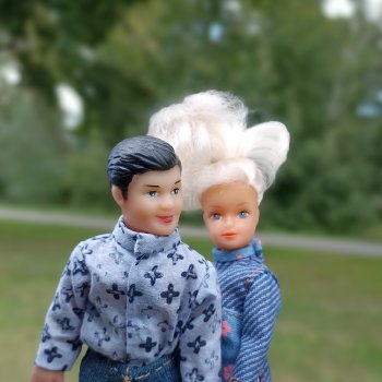 Прогулка с мелкими куклами