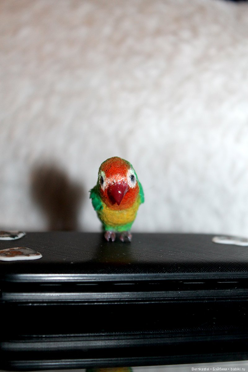 Миниатюрный попугайчик — Игрушки в смешанной технике (мех и глина): Арт (фото 2)