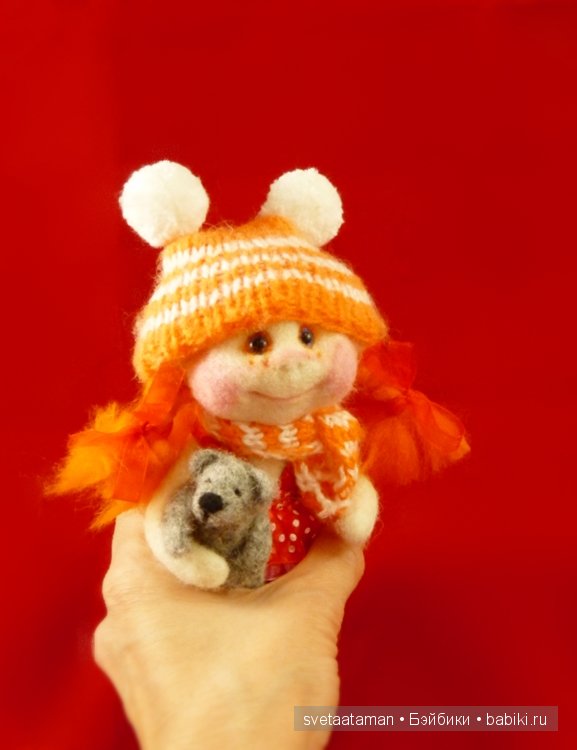 Непоседа в шапочке. Валяние куклы из войлока (фото 8)