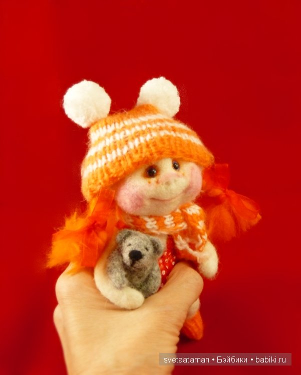 Непоседа в шапочке. Валяние куклы из войлока (фото 7)