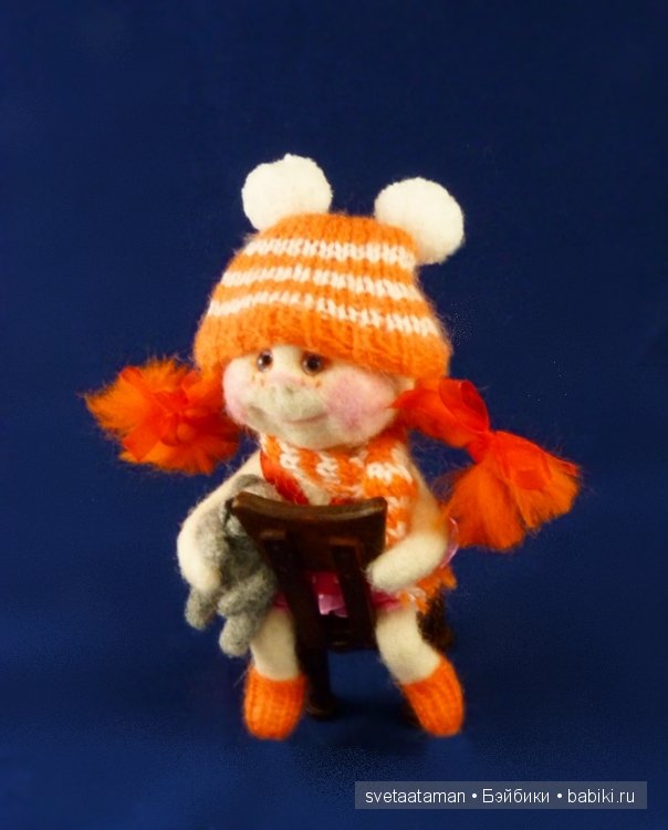 Непоседа в шапочке. Валяние куклы из войлока (фото 2)