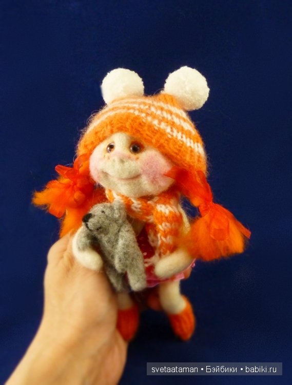 Непоседа в шапочке. Валяние куклы из войлока (фото 4)