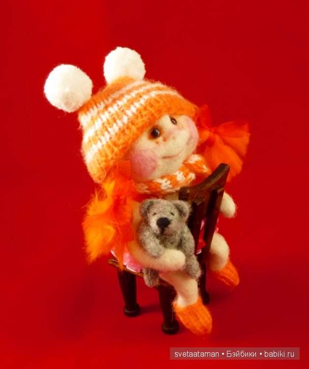 Непоседа в шапочке. Валяние куклы из войлока (фото 6)