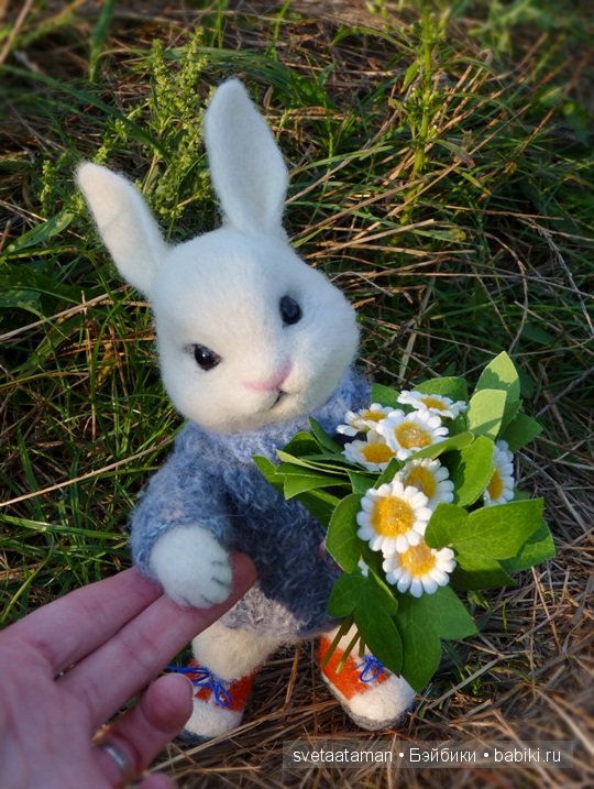 Заяц хваста. Кролик на руках. Взять зайца. Заяц который прячется и боится. Заяц с ромашкой.
