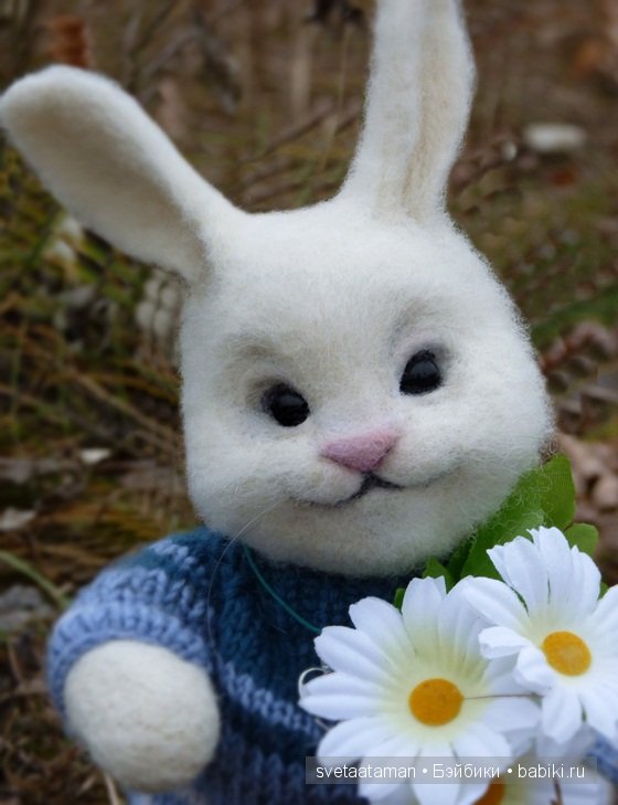 Зайка с ромашками, игрушка валянием из шерсти ручной работы (фото 2)