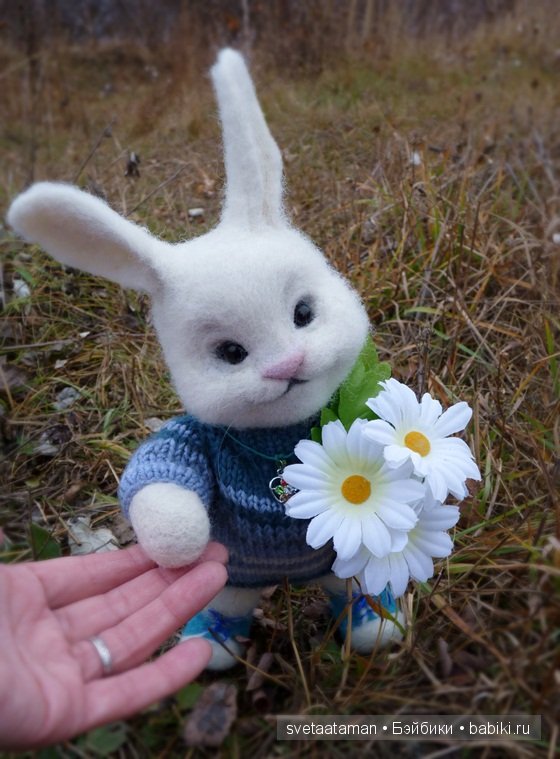 Зайка с ромашками, игрушка валянием из шерсти ручной работы (фото 4)