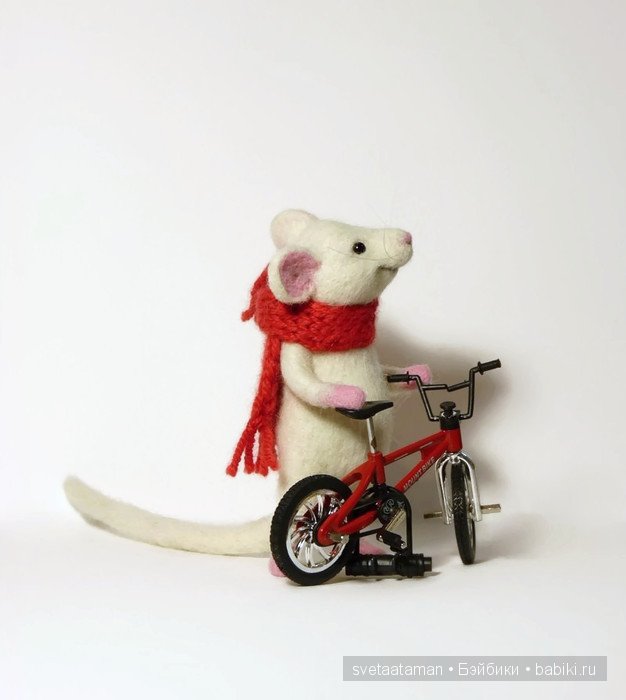 Авторская игрушка валянием из шерсти. Мышонок - велосипедист (фото 2)