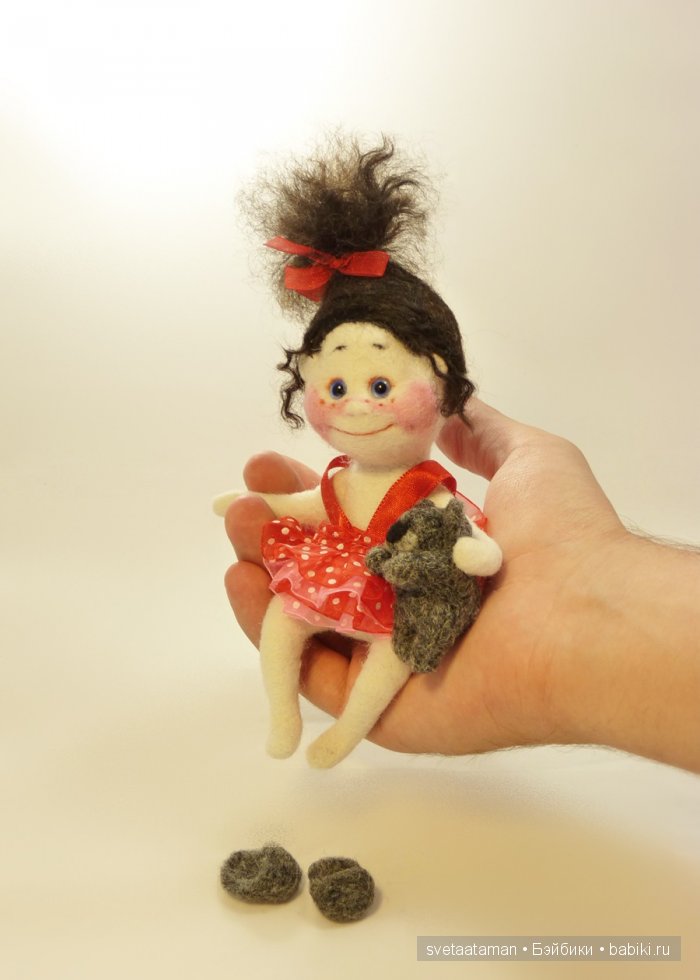 Голубоглазый ангелочек - валяние куклы из шерсти (фото 9)