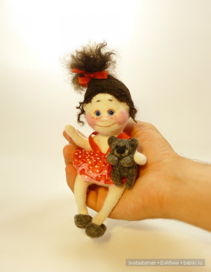 Голубоглазый ангелочек - валяние куклы из шерсти (фото 7)