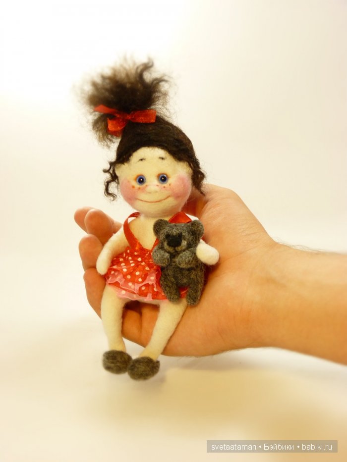 Голубоглазый ангелочек - валяние куклы из шерсти (фото 3)