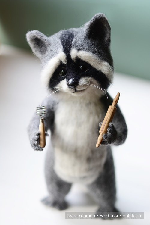 А мы енотика поймали. Игрушка валянием из шерсти