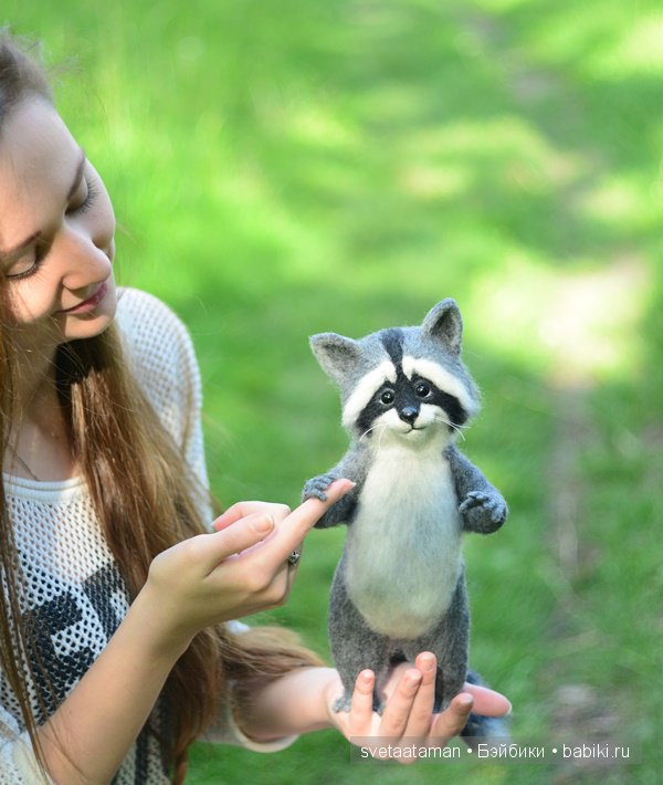 А мы енотика поймали. Игрушка валянием из шерсти (фото 2)