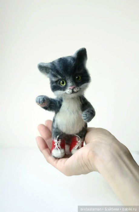 Котенок в кедах валянием из шерсти (фото 5)