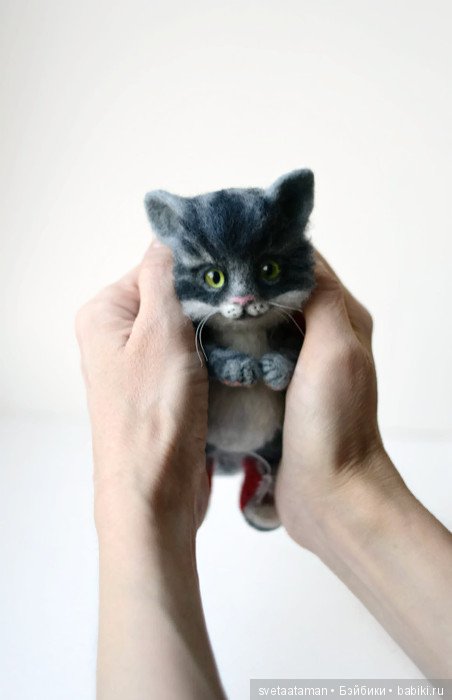 Котенок в кедах валянием из шерсти (фото 4)