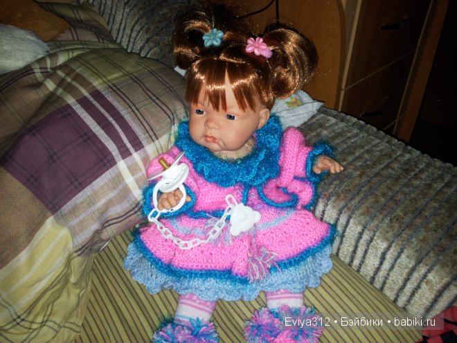 это новый наряд мама связала для малышки
