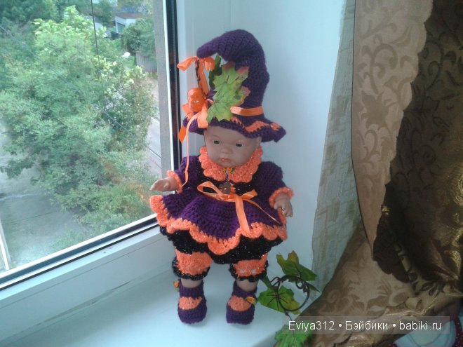 прячем бигуди под колпачком. Маленькая ведьмочка еще не совсем в образе.