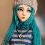 Камелия- девушка с бирюзовыми волосами.