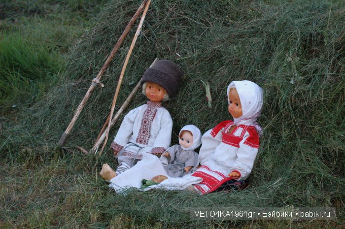 Июль сенокосом славен. Куклы в русских народных костюмах