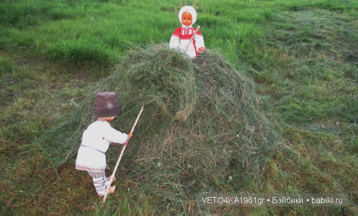 Июль сенокосом славен. Куклы в русских народных костюмах