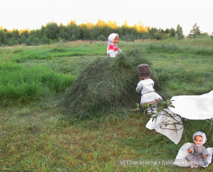 Июль сенокосом славен. Куклы в русских народных костюмах