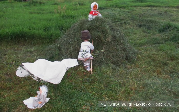 Июль сенокосом славен. Куклы в русских народных костюмах
