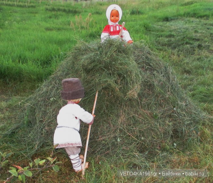 Июль сенокосом славен. Куклы в русских народных костюмах