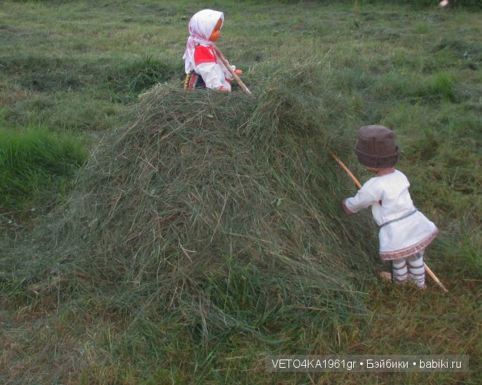 Июль сенокосом славен. Куклы в русских народных костюмах