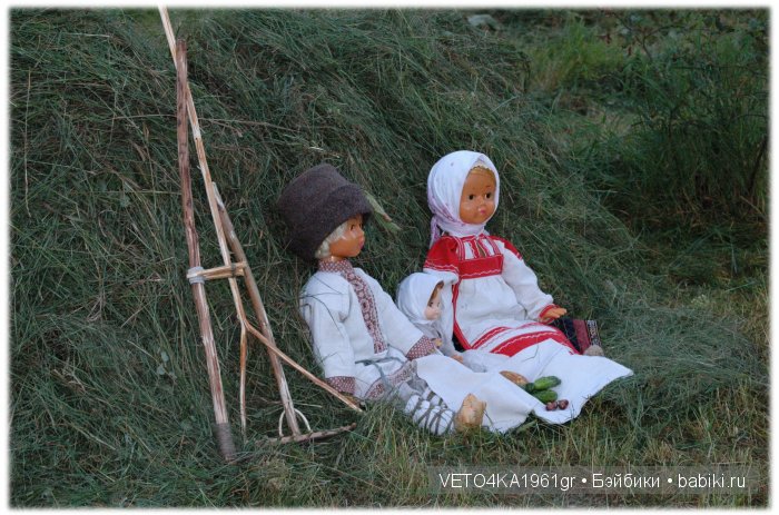 Июль сенокосом славен. Куклы в русских народных костюмах