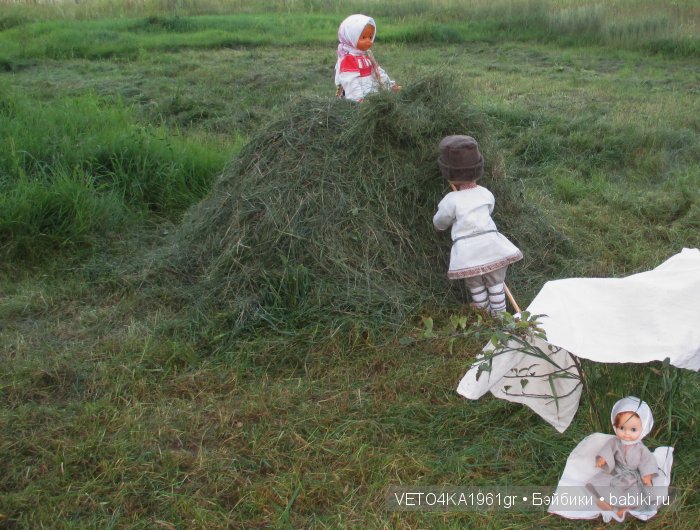 Июль сенокосом славен. Куклы в русских народных костюмах