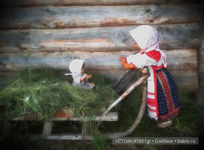 Июль сенокосом славен. Куклы в русских народных костюмах