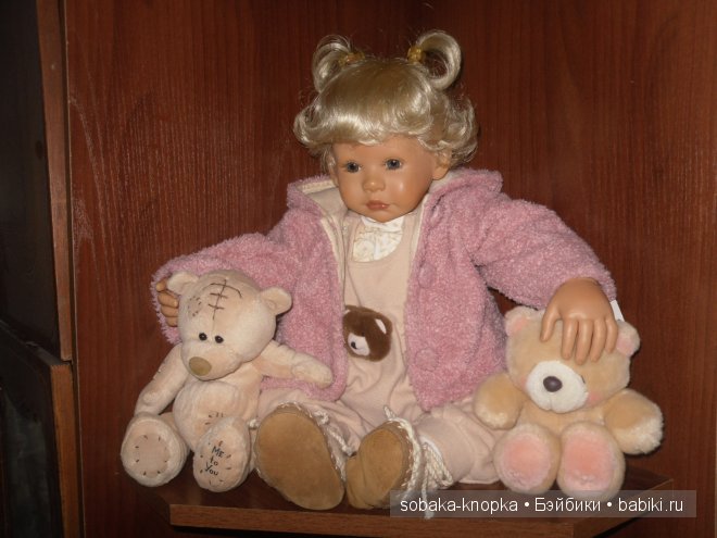 А здесь Мышка живет,пока в компании медвежат