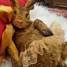 Зайка Карамелька из дерева