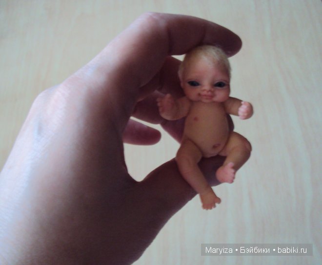Малютка из пластики Варечка ООАК. Мини кукла (фото 3)