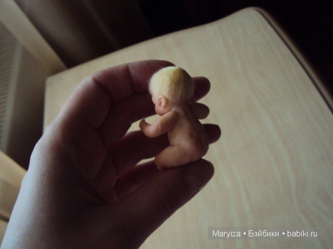 Малютка из пластики Варечка ООАК. Мини кукла (фото 4)