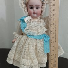 Платье и шляпка для вашей красивой антикварной маленькой куклы.