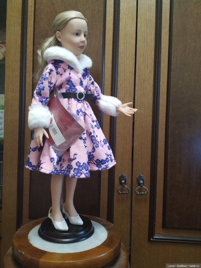 Достала из коробок кукол Готц