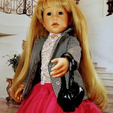 Я маленькая девочка в юбочке красной!