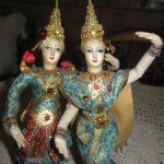Пара винтажных тайских кукол в национальных костюмах Танцовщики