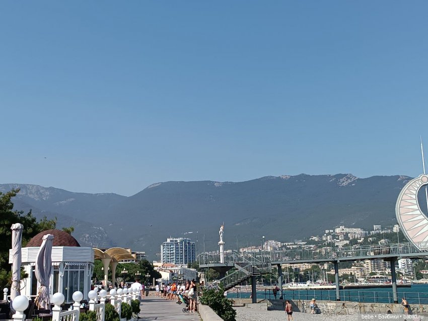 Море шепчет не грусти, лучше в гости приходи. Подарю тебе ракушку, ласково шепну на ушко. Искупаю в пене даже, полежишь со