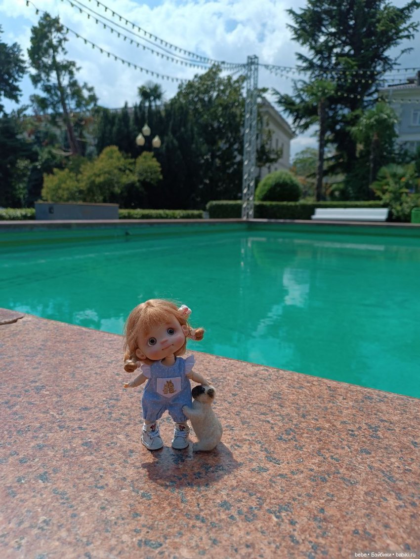 Море шепчет не грусти, лучше в гости приходи. Подарю тебе ракушку, ласково шепну на ушко. Искупаю в пене даже, полежишь со