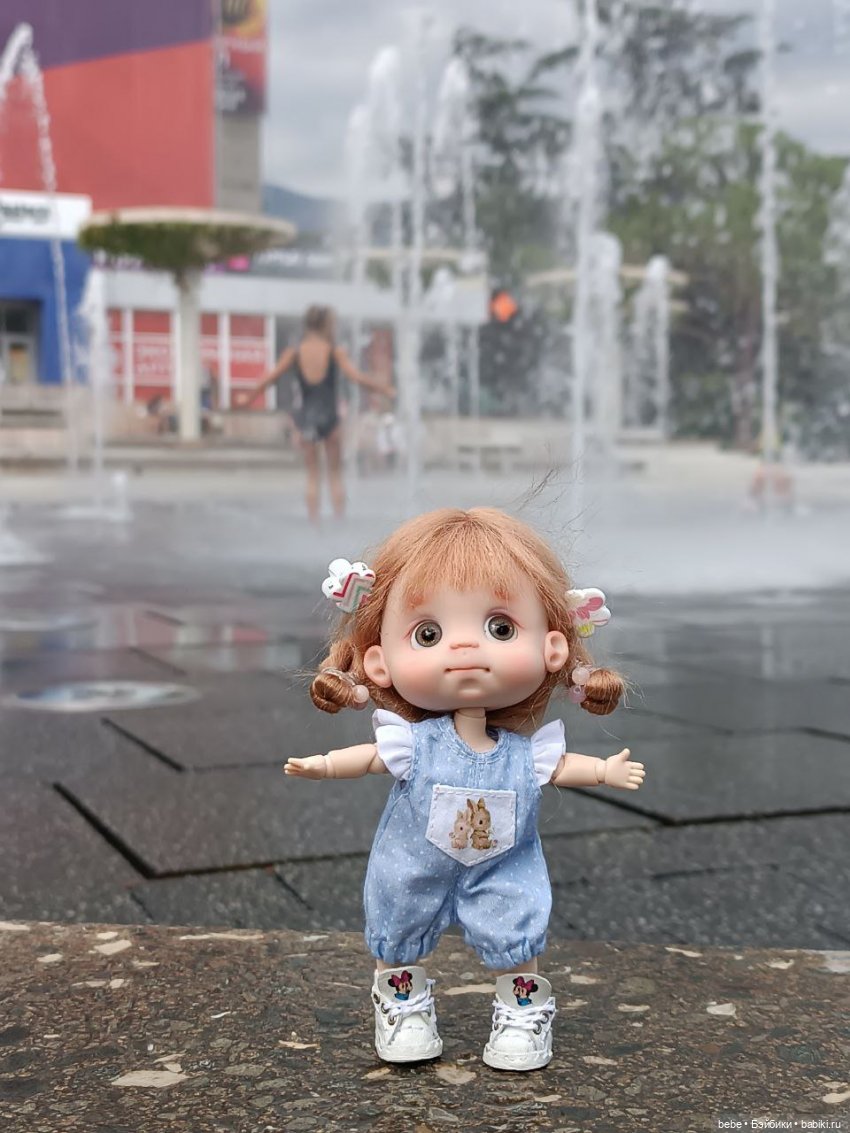 Море шепчет не грусти, лучше в гости приходи. Подарю тебе ракушку, ласково шепну на ушко. Искупаю в пене даже, полежишь со