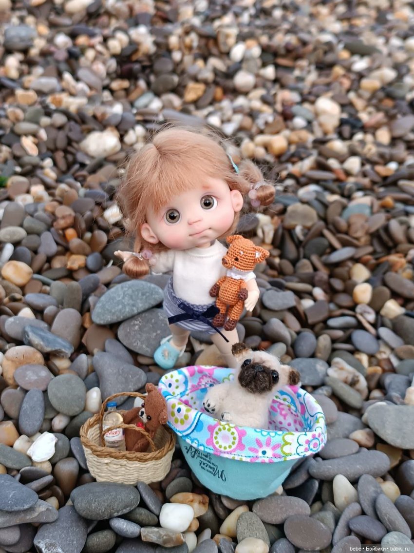 Море шепчет не грусти, лучше в гости приходи. Подарю тебе ракушку, ласково шепну на ушко. Искупаю в пене даже, полежишь со