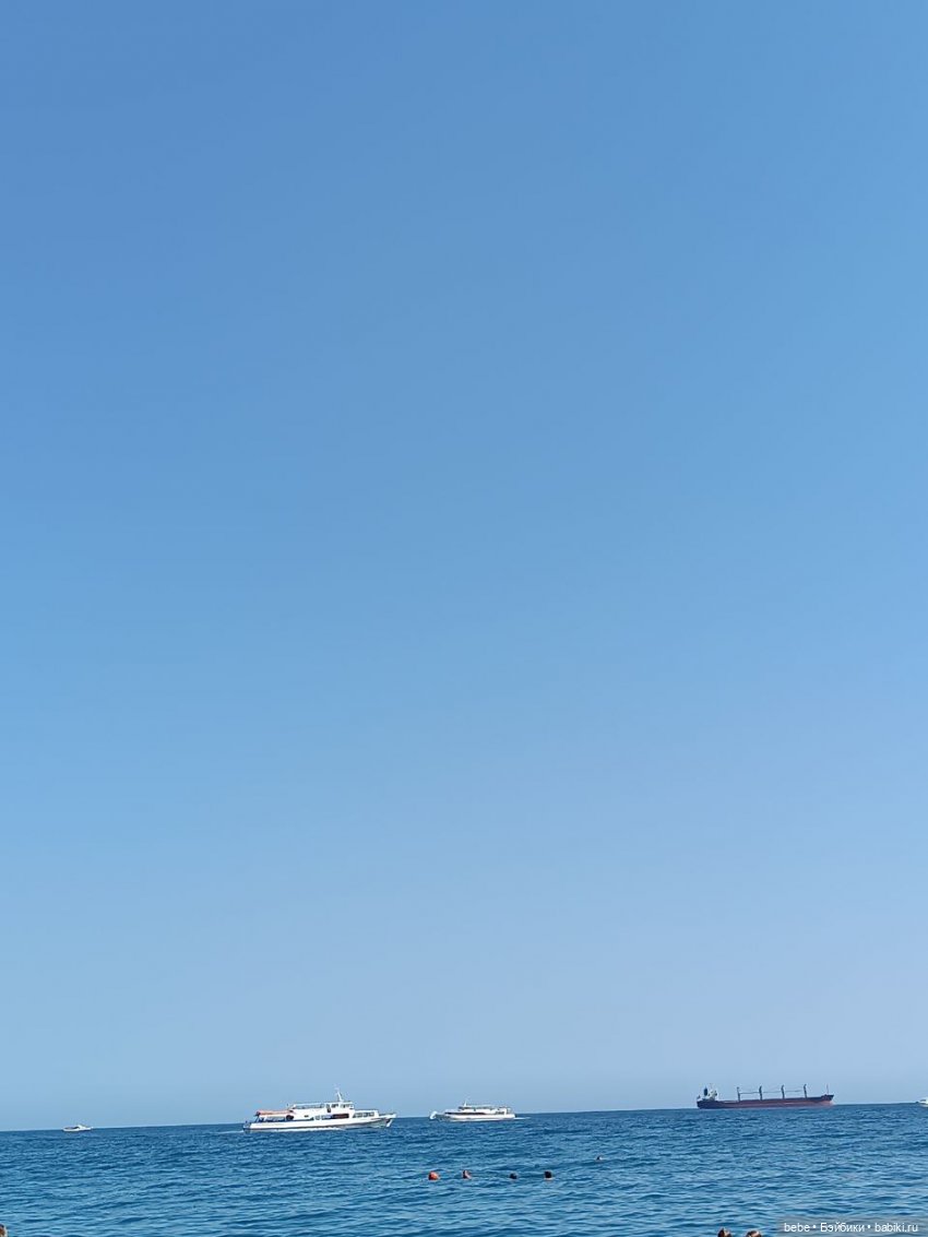 Море шепчет не грусти, лучше в гости приходи. Подарю тебе ракушку, ласково шепну на ушко. Искупаю в пене даже, полежишь со