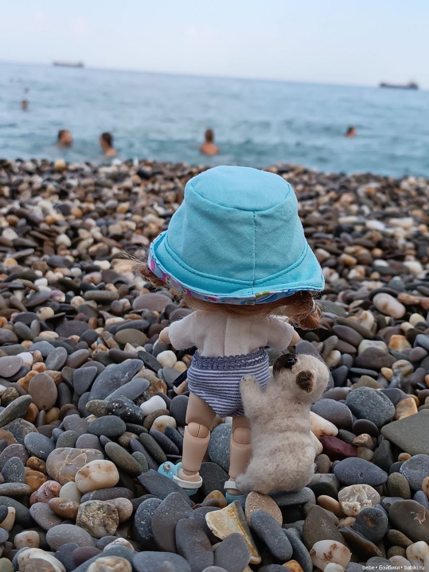 Море шепчет не грусти, лучше в гости приходи. Подарю тебе ракушку, ласково шепну на ушко. Искупаю в пене даже, полежишь со